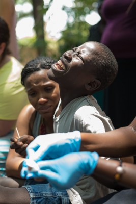 20150317_uganda-jigger-clinic_0345